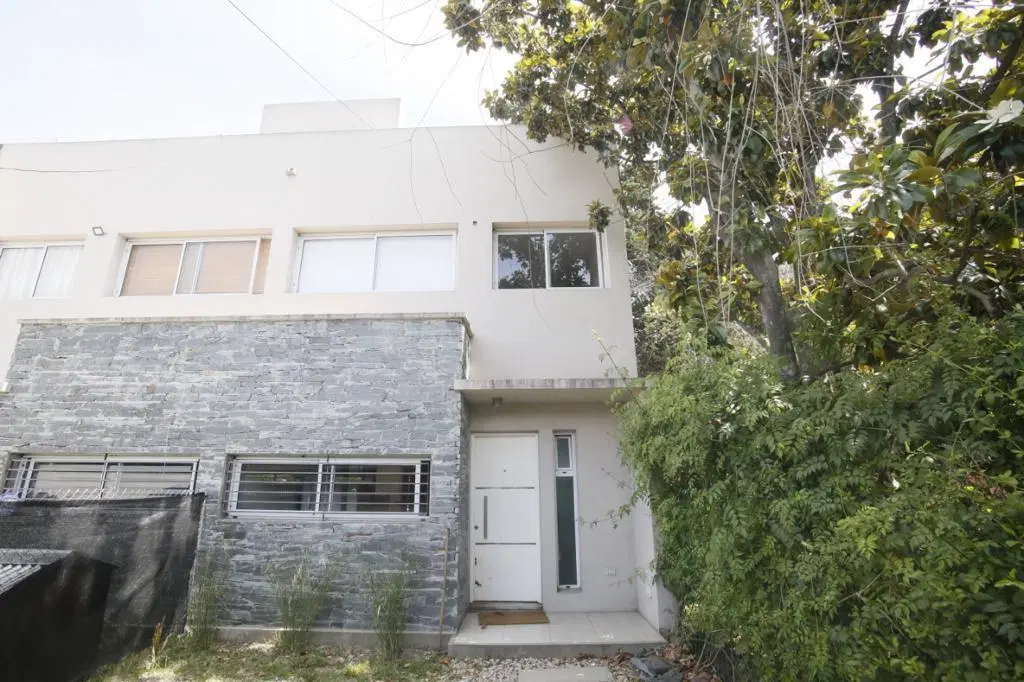CASA DE DOS DORMITORIOS EN ALQUILER EN CITY BELL 1