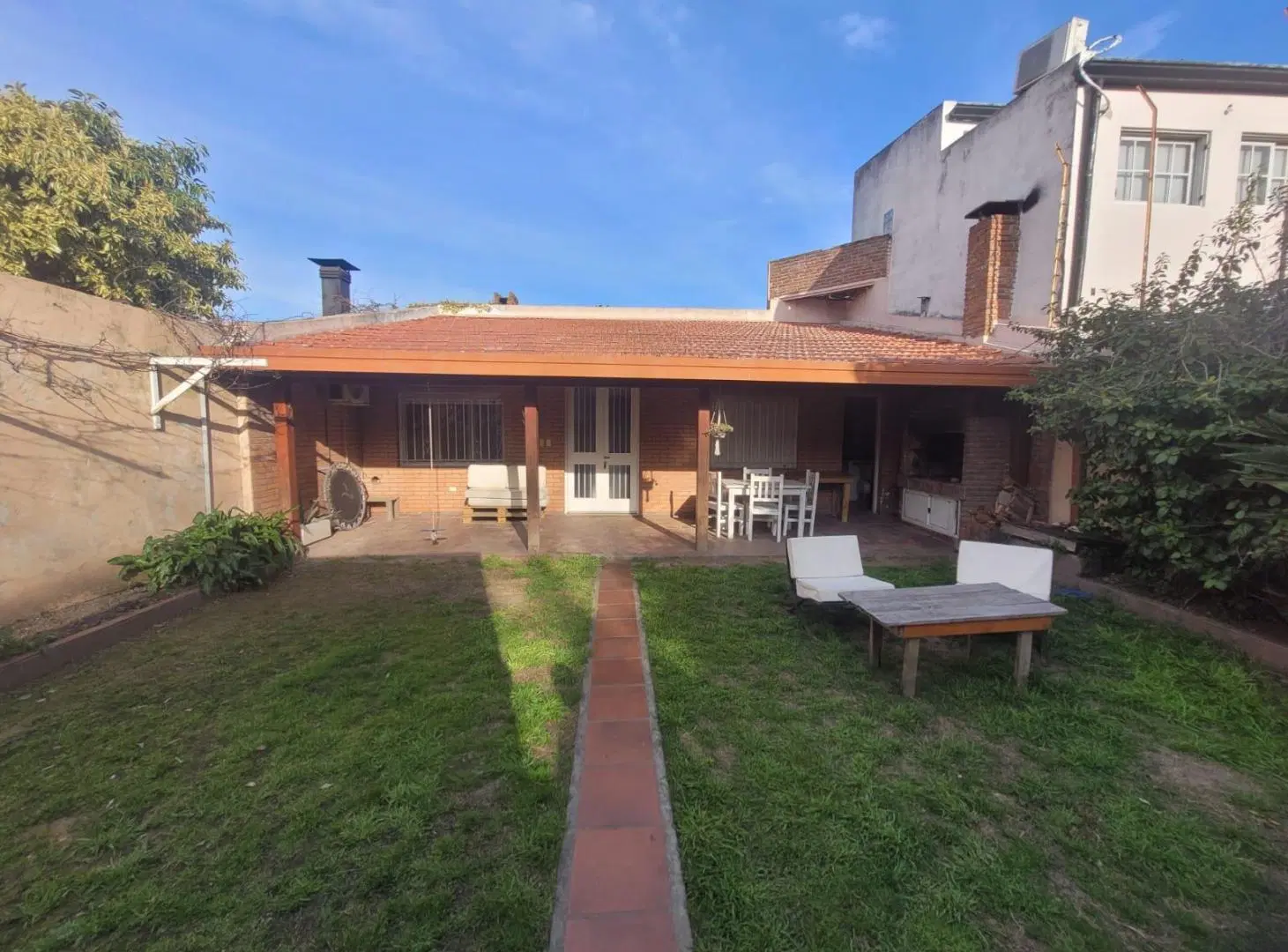 VENTA CASA CON QUINCHO EN LA PLATA 2