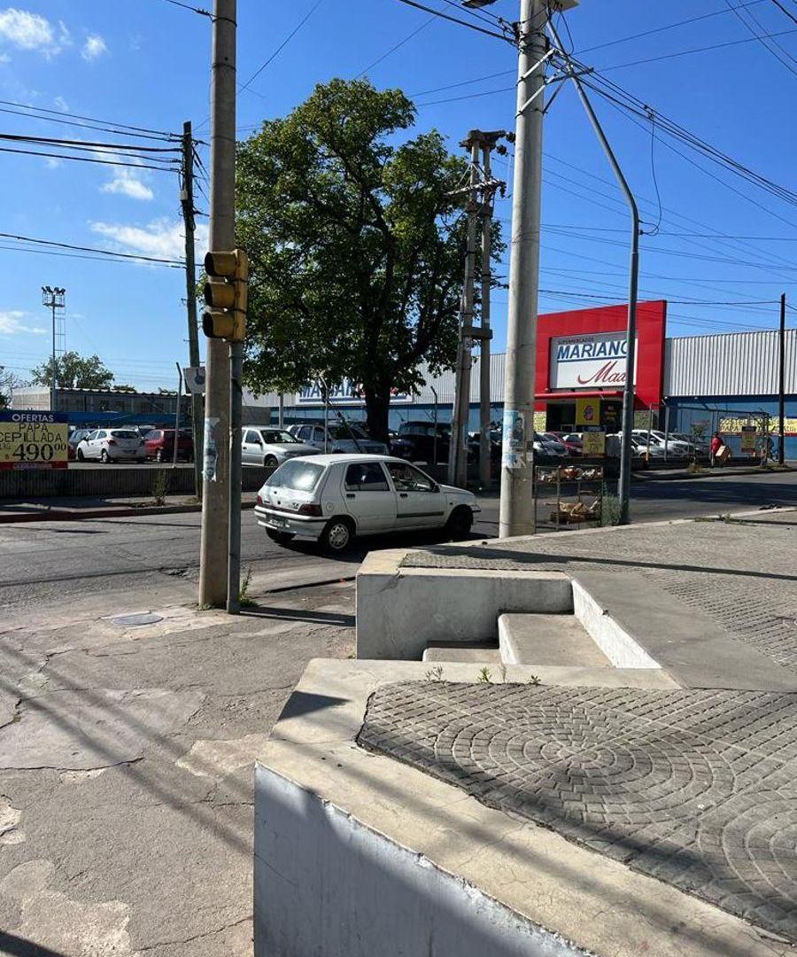 Foto de LOCAL COMERCIAL FRENTE A MARIANO MAX!, imagen 2