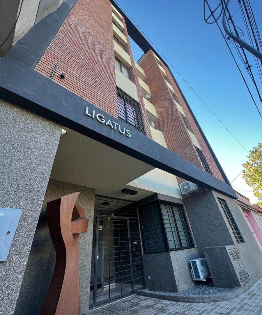 B° Alto Alberdi - Un dormitorio con balcon frente !