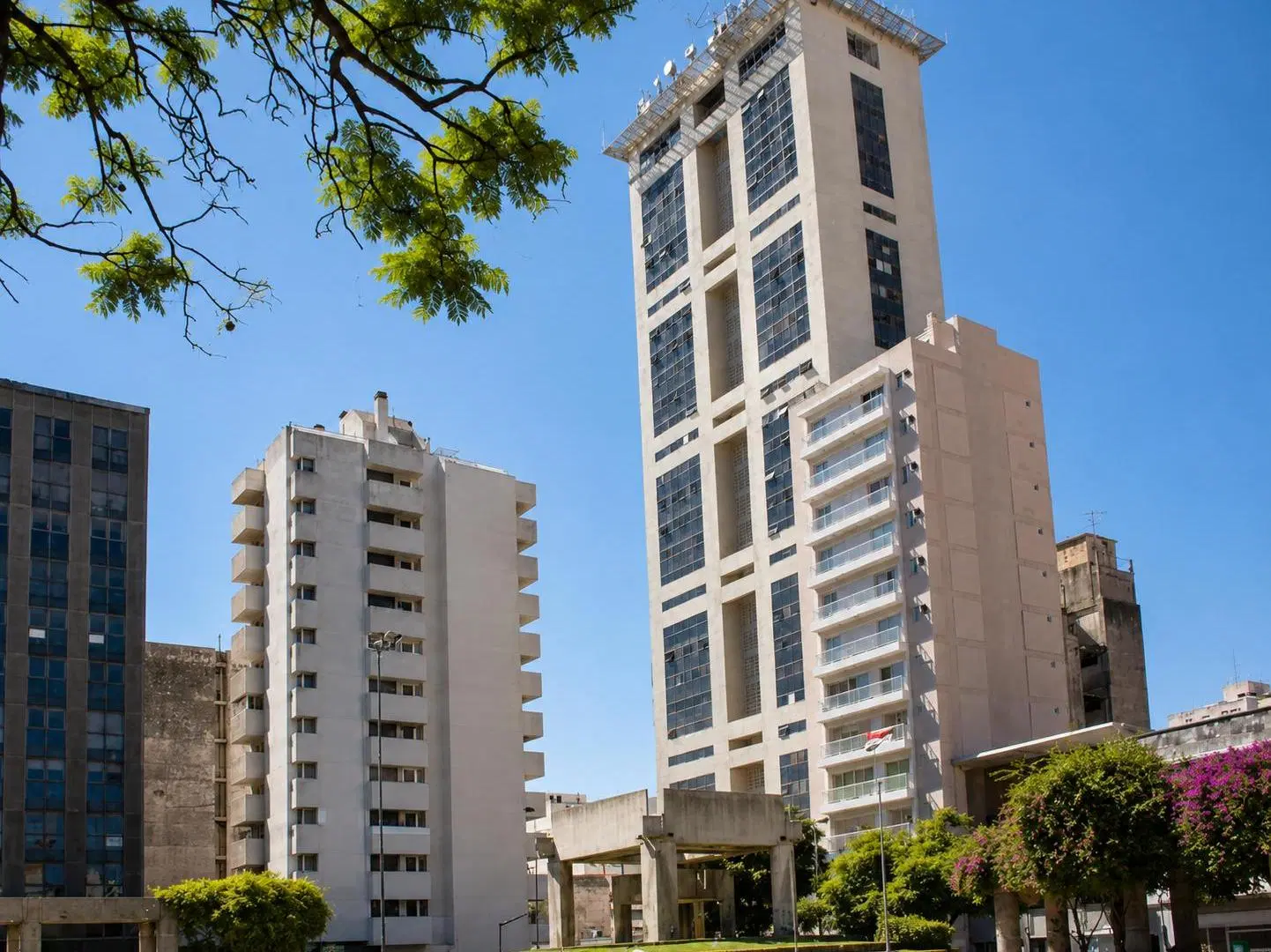Centro- Torre Angela- Amplios Deptos. de 2 Dormitorios con vistas únicas 2
