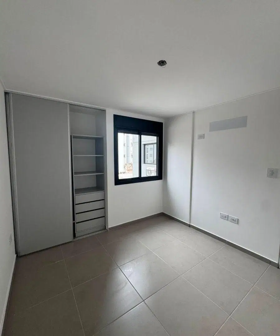 B° General Paz - UN DORMITORIO AMPLIO CON BALCON 5