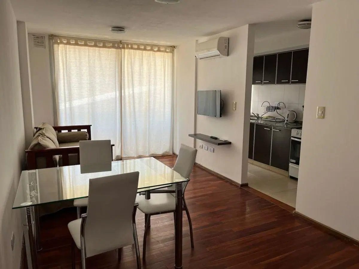 UN DORMITORIO CON BALCON! Calle Lima a mts de la plaza 1