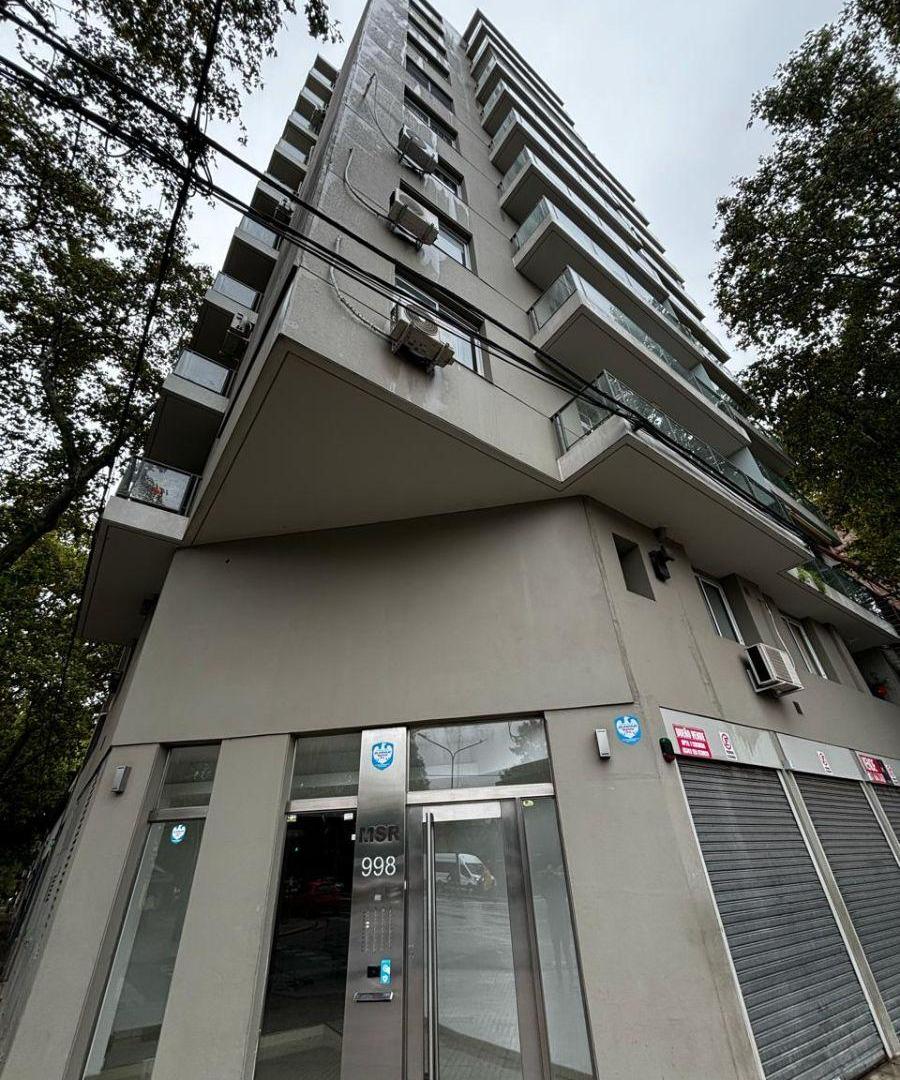 Un Dormitorio. Al Frente. Semi Nuevo. Luminoso. Sobre Bv. Avellaneda