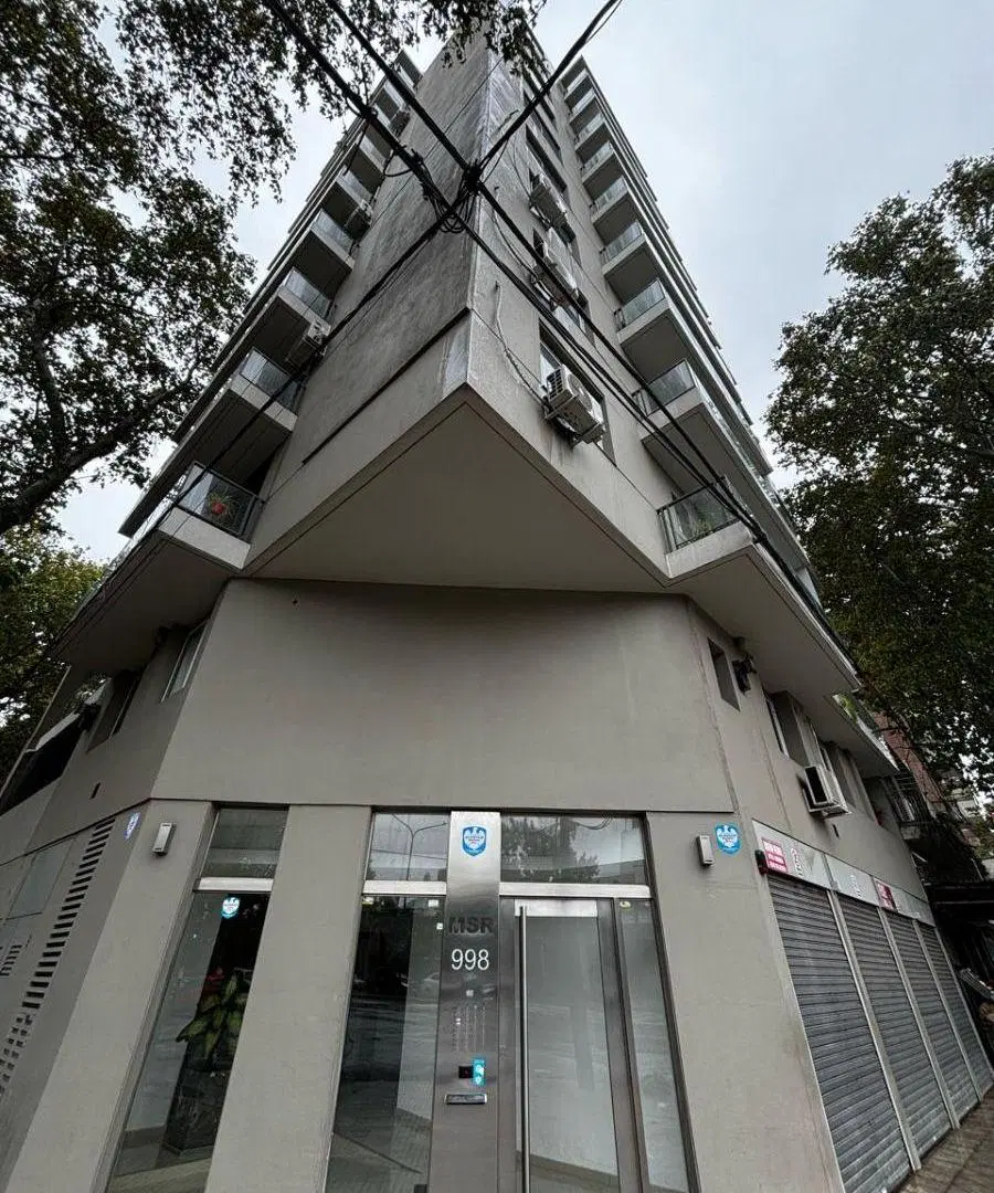 Un Dormitorio. Al Frente. Semi Nuevo. Luminoso. Sobre Bv. Avellaneda 4