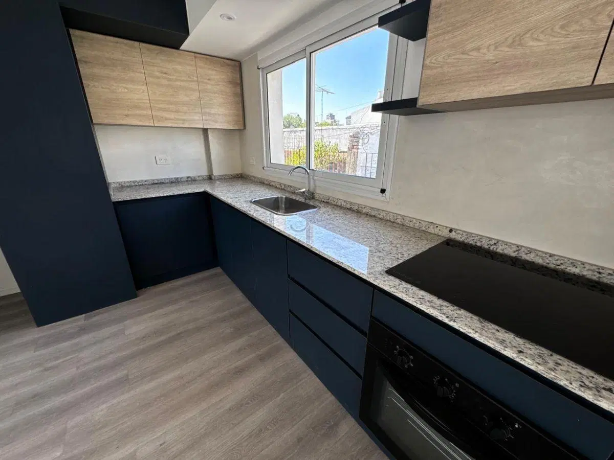 CASA DOS DORMITORIOS – PASILLO – EXCELENTE ZONA – SEMI ESTRENAR – ELECTRICA. 1