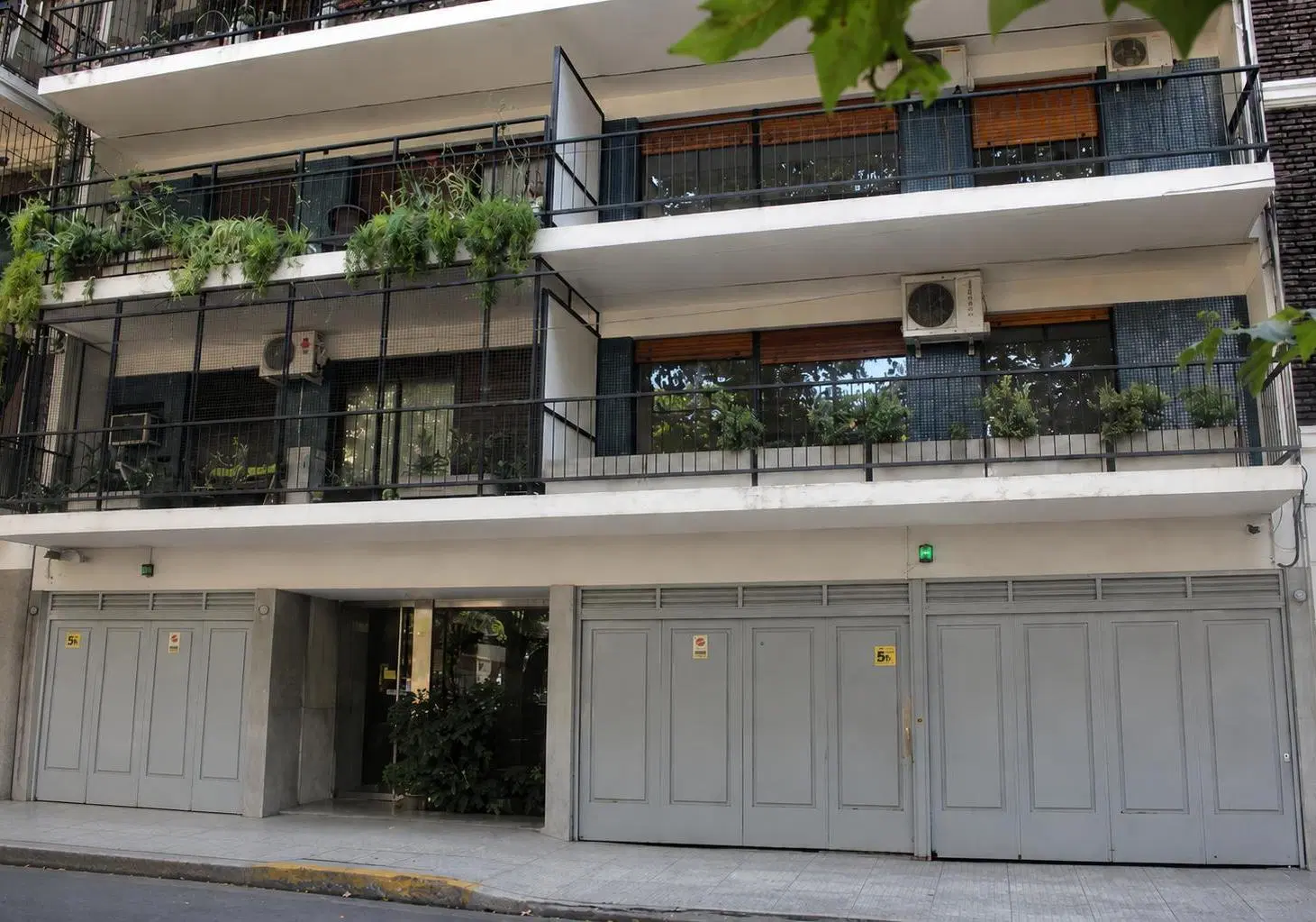 Frente a plaza Barrientos - balcones aterrazados, vista directa a plaza, Verde y cochera optativa 4