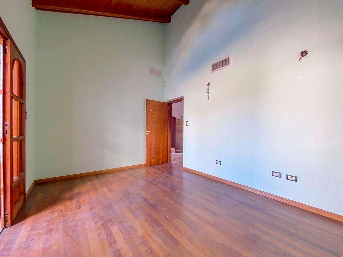 Casa 3 Dorm. en Venta con Pileta Rosario 5