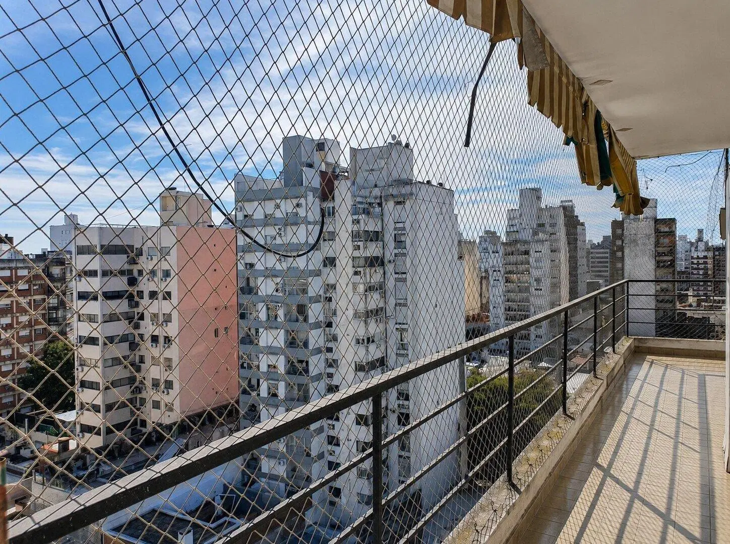 Departamento de 2 dormitorios con cochera en alquiler – España 944 2