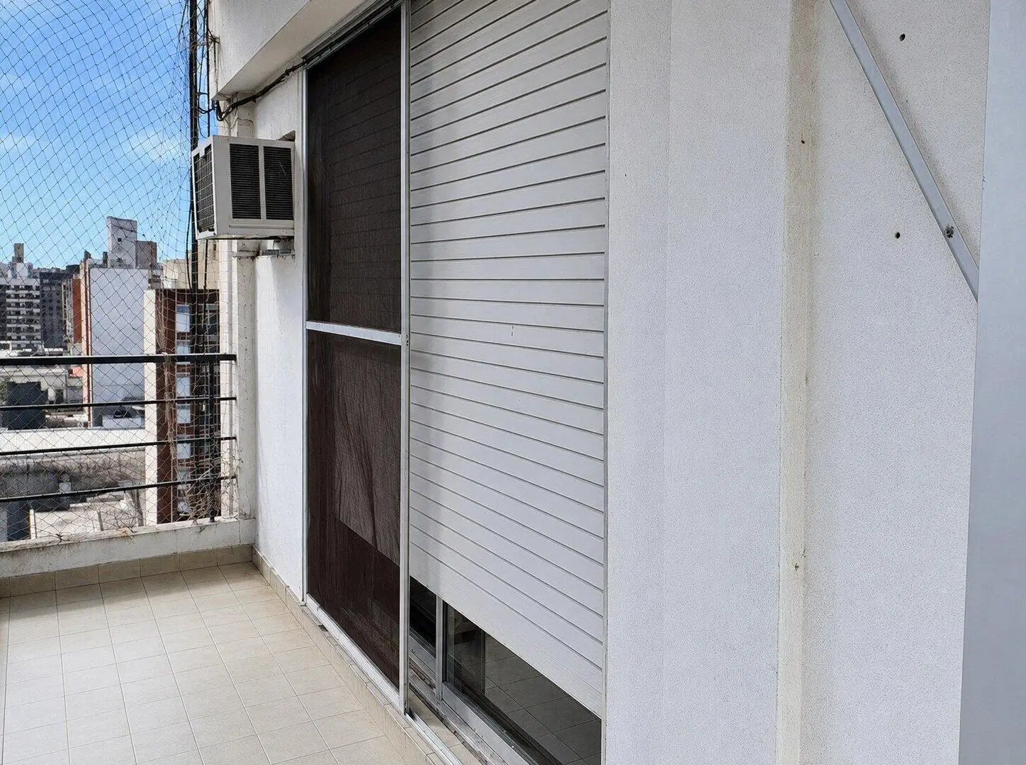 Departamento de 2 dormitorios con cochera en alquiler – España 944 3