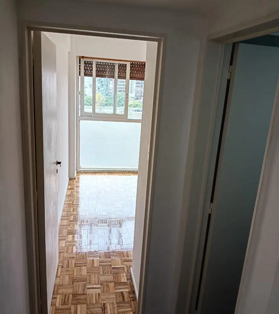 Hermoso dpto de 3 ambientes en muy buen estado. Piso alto y luminoso. Vista abierta al parque. 2