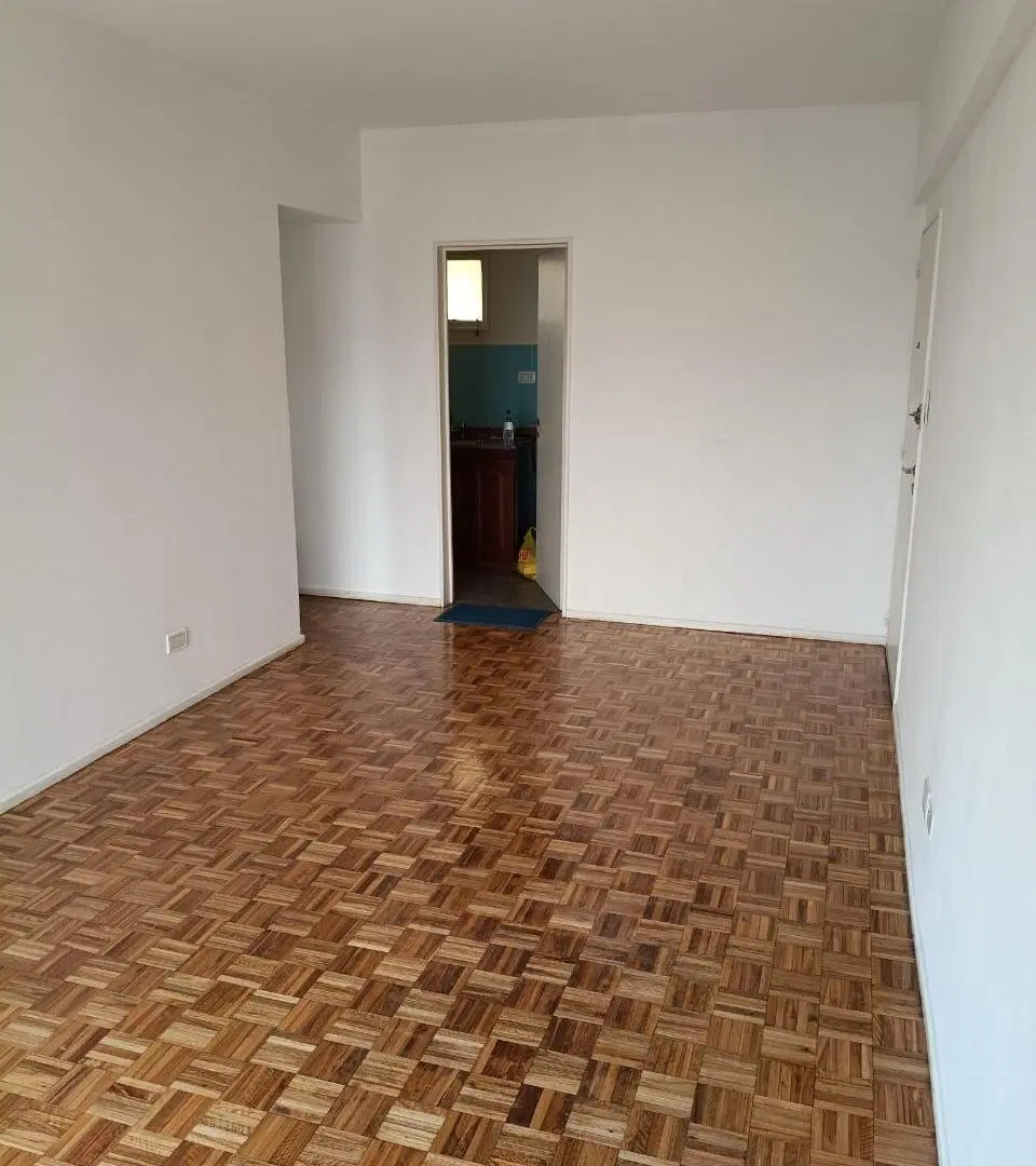 Hermoso dpto de 3 ambientes en muy buen estado. Piso alto y luminoso. Vista abierta al parque. 5