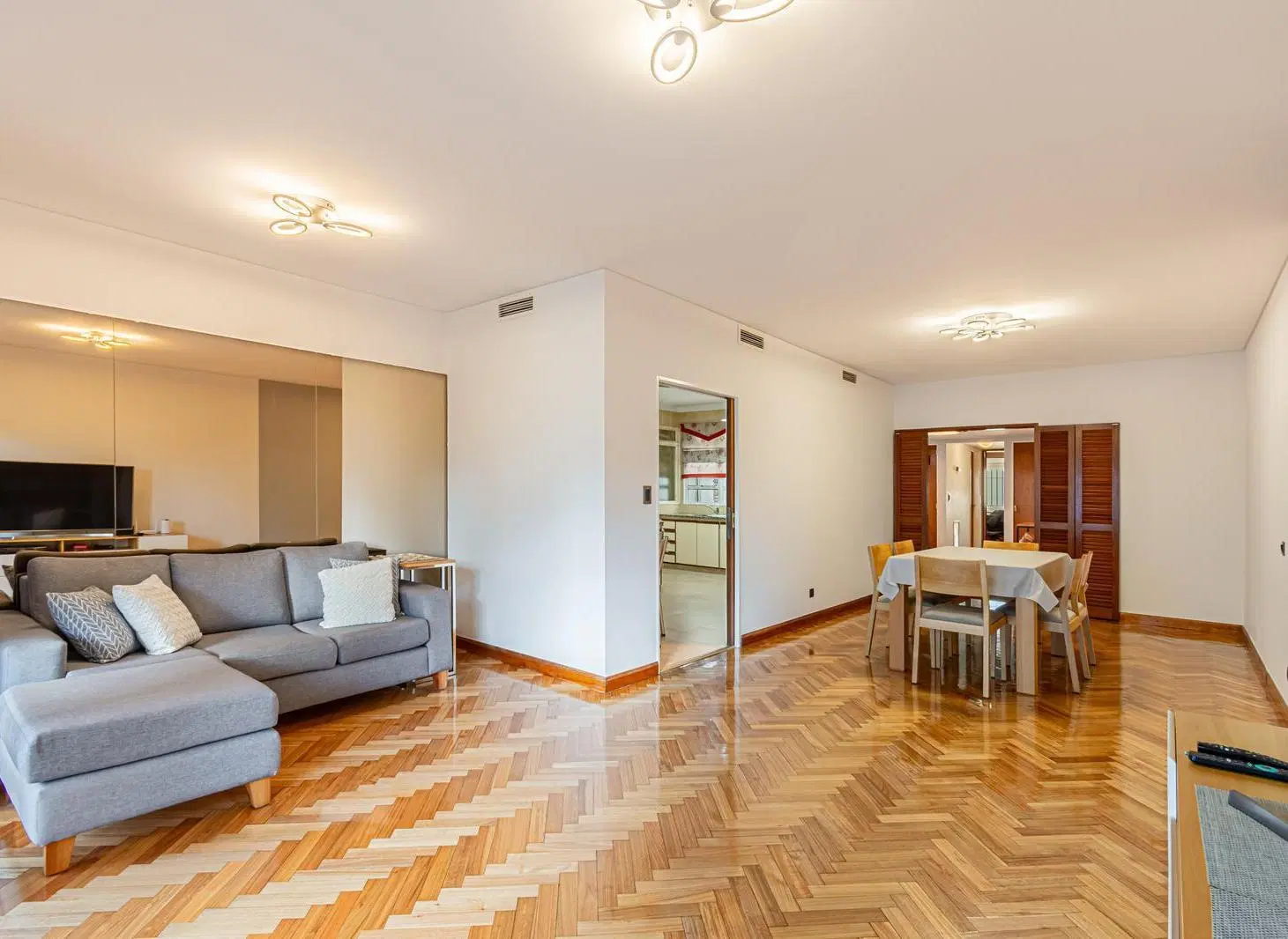 Venta de Piso de 4 ambientes con dependencia, dos cocheras y baulera en Flores 4