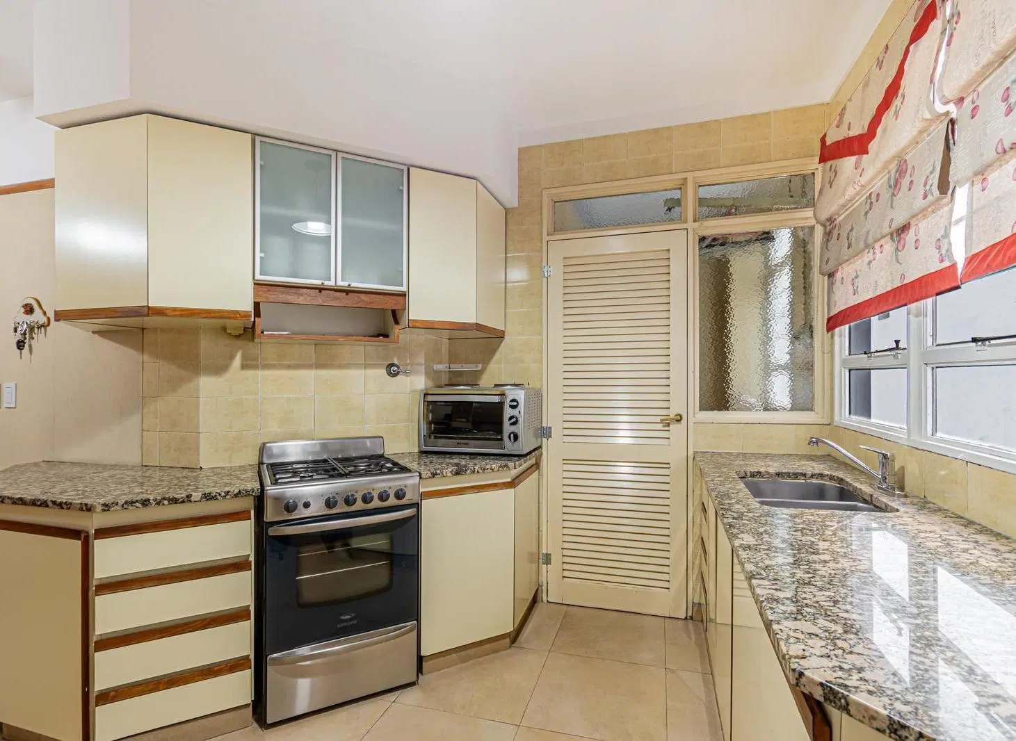 Venta de Piso de 4 ambientes con dependencia, dos cocheras y baulera en Flores 2