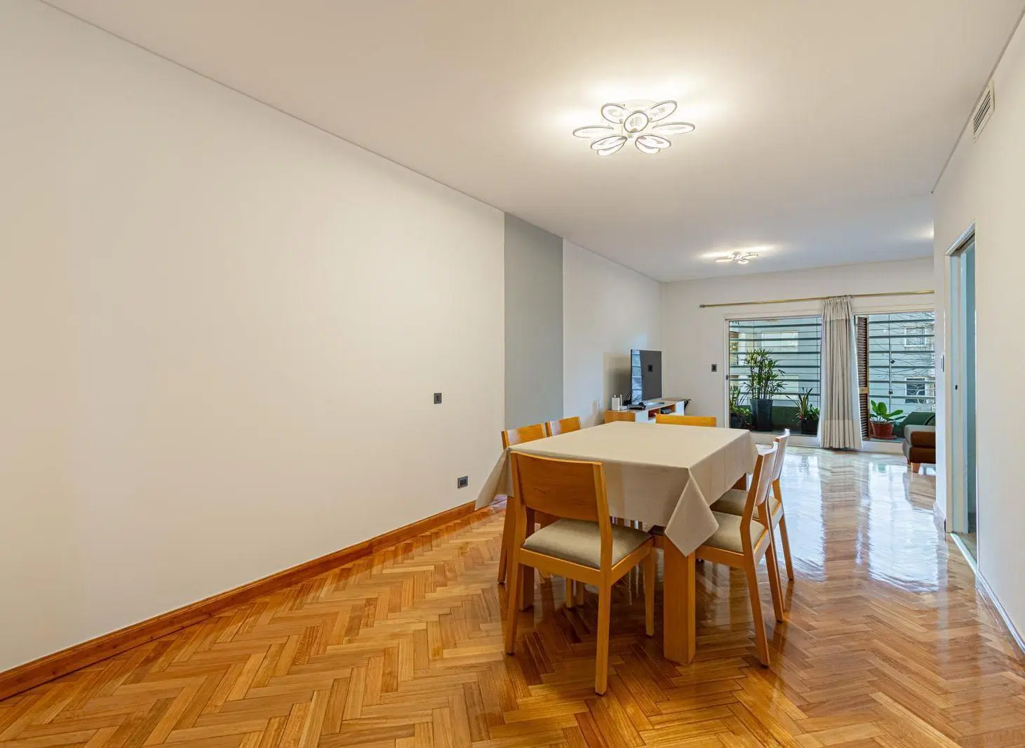Venta de Piso de 4 ambientes con dependencia, dos cocheras y baulera en Flores 3