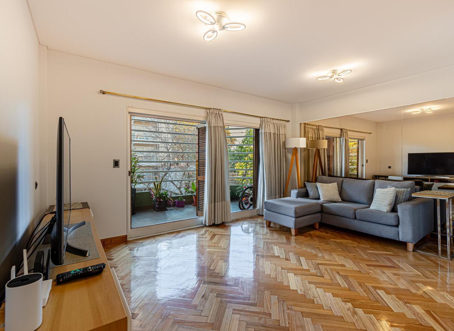 Venta de Piso de 4 ambientes con dependencia, dos cocheras y baulera en Flores