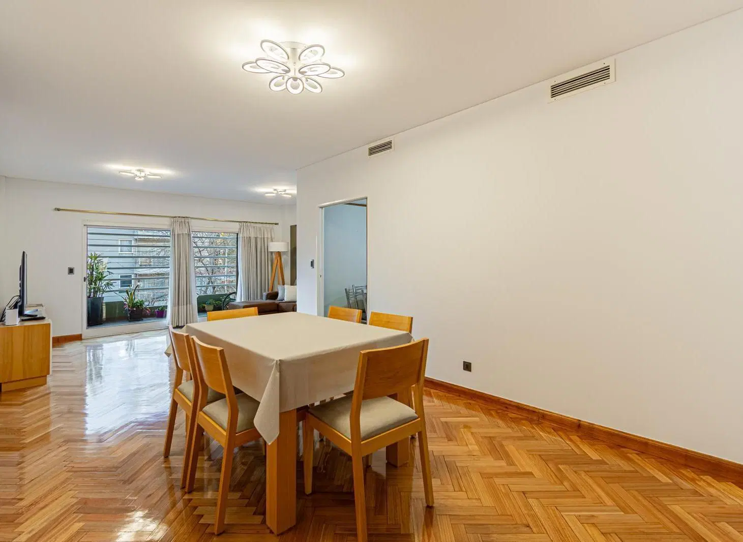 Venta de Piso de 4 ambientes con dependencia, dos cocheras y baulera en Flores 5
