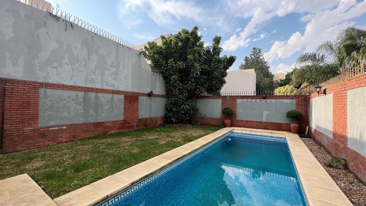 Espectacular Casa con Pileta 3