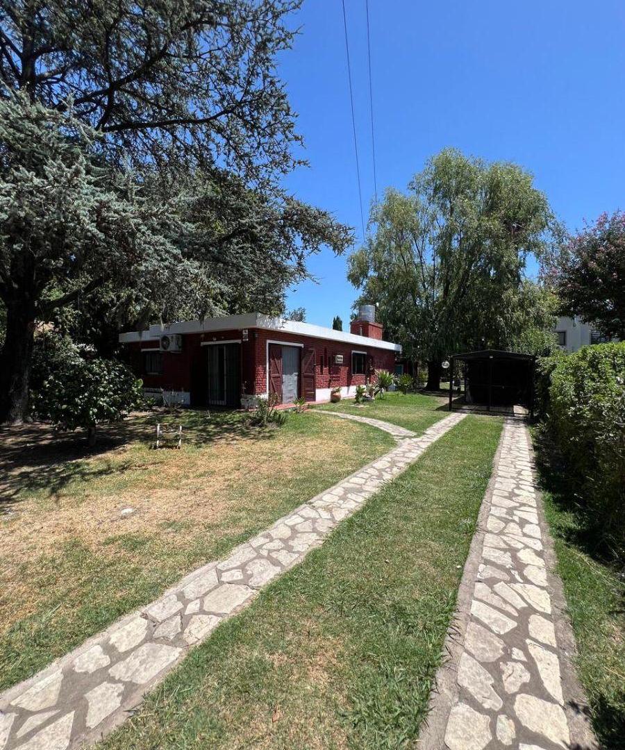 Casa en venta con amplio jardín, pileta y quincho en Villa Tesei, Hurlingham