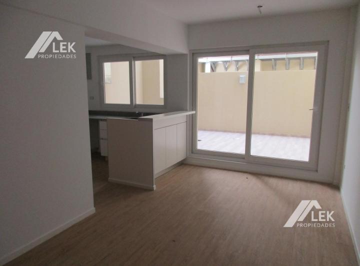 DPTO MONOAMBIENTE ,CON INCREIBLE PATIO de 22 mts!  ALQUILER 4