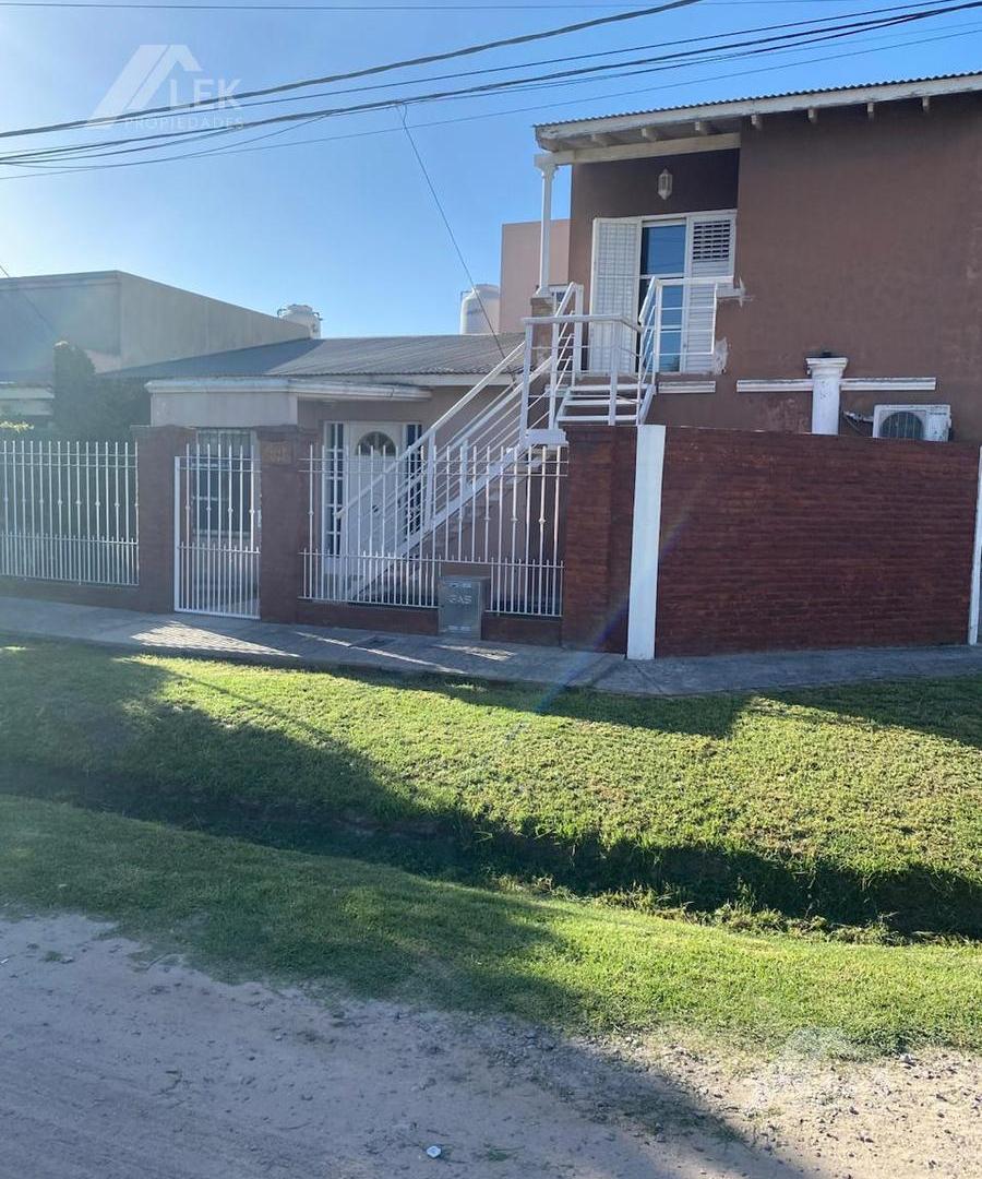 VENTA CASA 5 AMBIENTES CON DEPARTAMENTO INDEPENDIENTE - COCHERA PATIO VENTA - LUJAN - APTO CREDITO