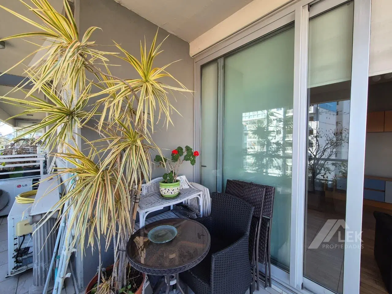 DEPARTAMENTO TRES AMBIENTES, VENTA, OLIVOS, COCHERA,  CATEGORIA 8