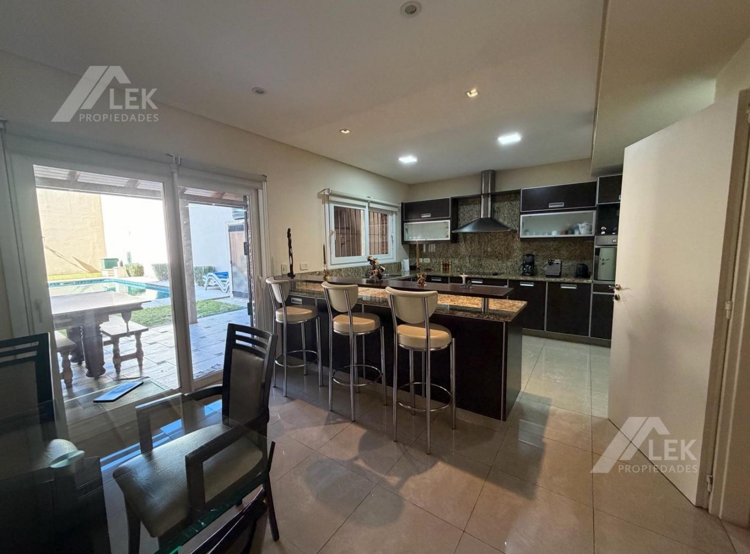 Foto de Casa en dos plantas con jardín, piscina, cochera cubierta VENTA ,VILLA, imagen 4