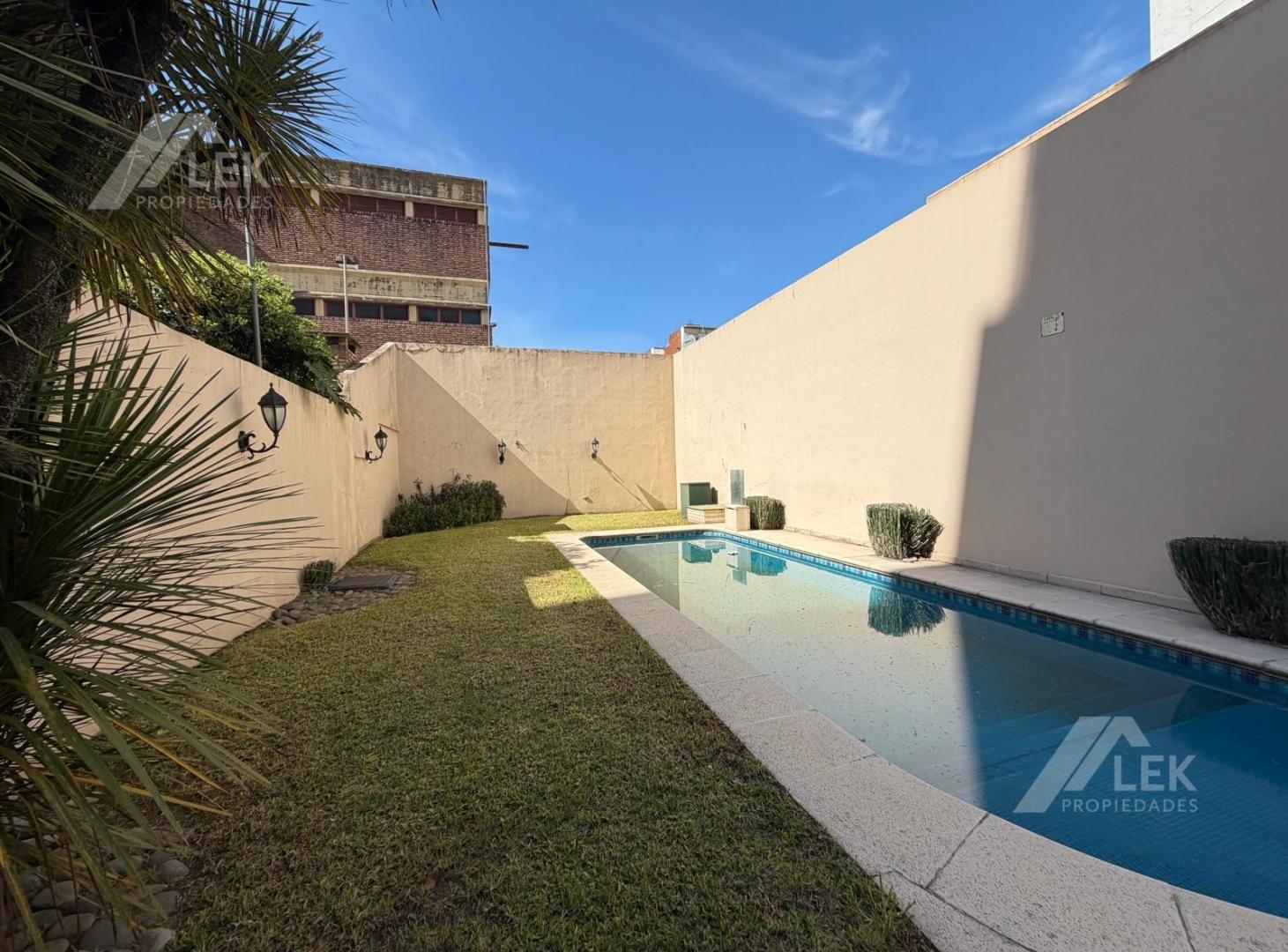 Foto de Casa en dos plantas con jardín, piscina, cochera cubierta VENTA ,VILLA, imagen 1