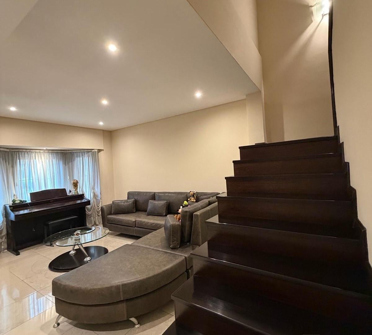 Foto de Casa en dos plantas con jardín, piscina, cochera cubierta VENTA ,VILLA, imagen 3