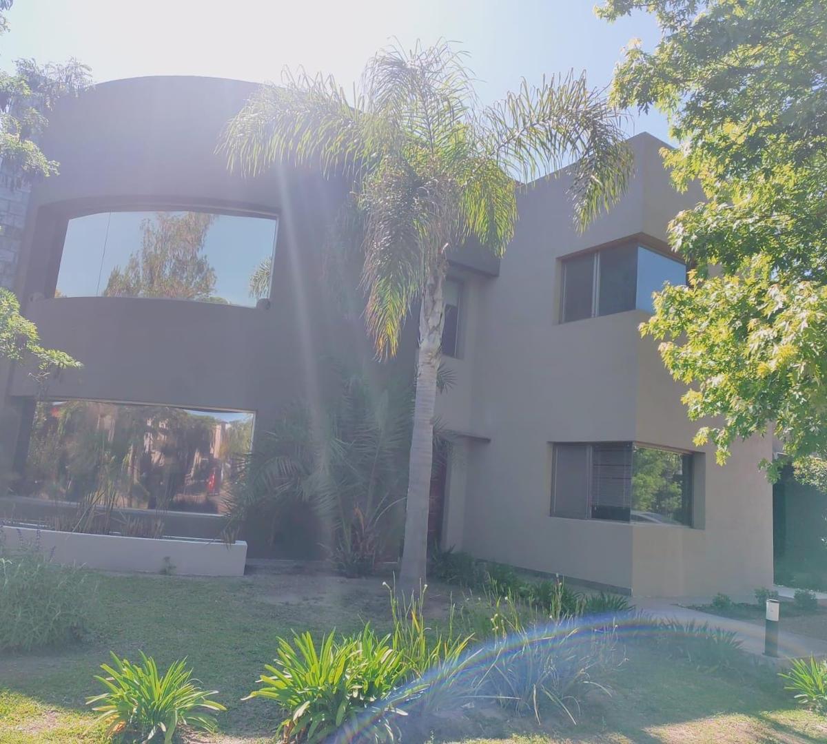 Hermosa Casa en Los Sauces con Piscina y Amplio Jardín! 1
