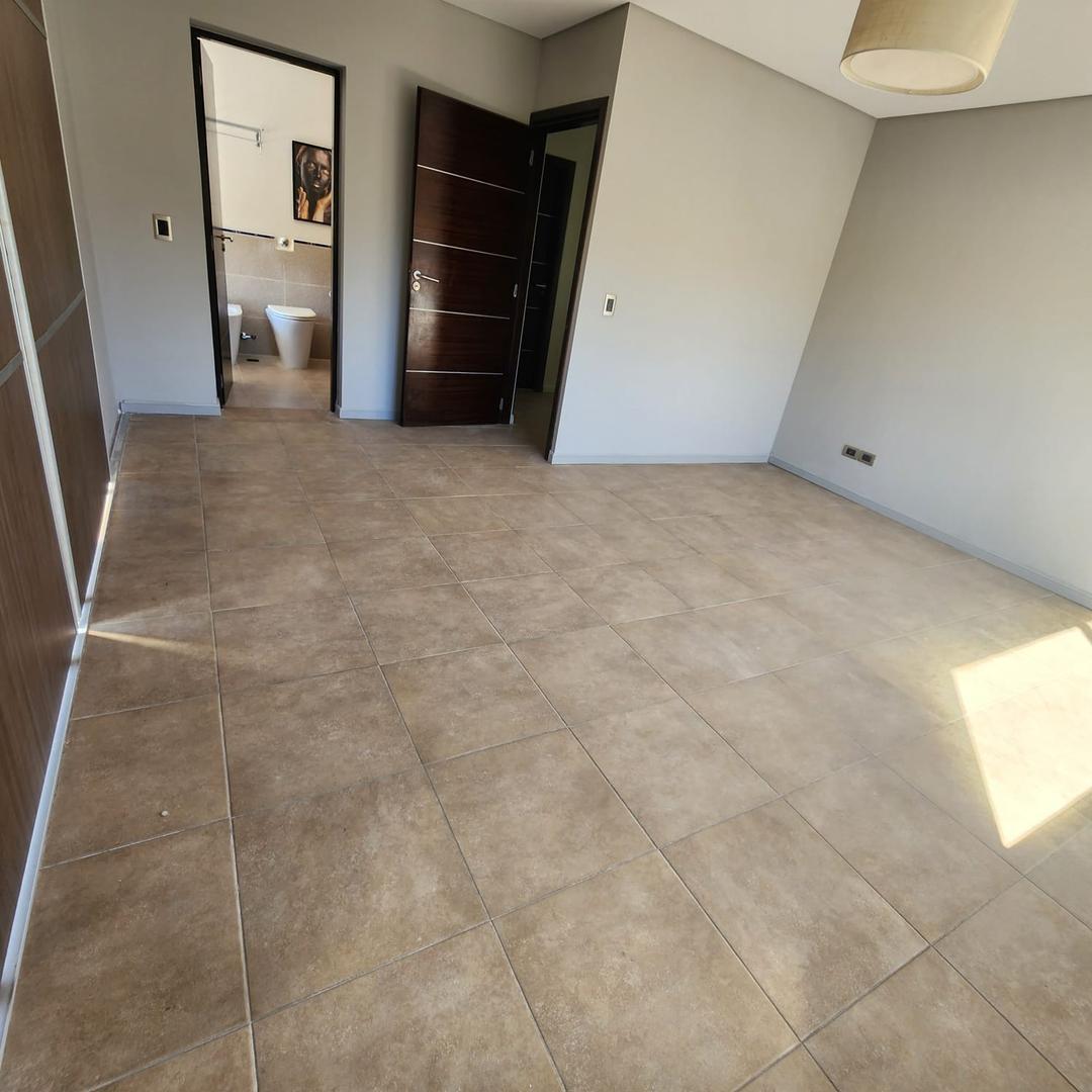 Hermosa Casa en Los Sauces con Piscina y Amplio Jardín! 3