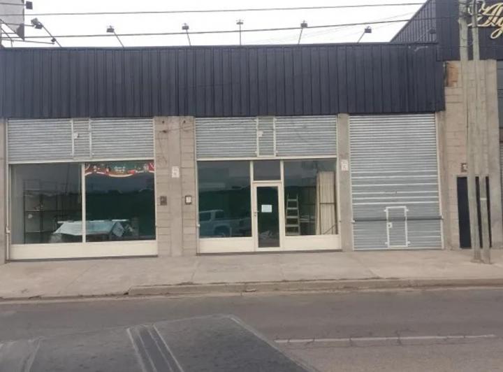 LOCAL COMERCIAL CON DEPOSITOS EN COLECTORA RAMAL PILAR 1