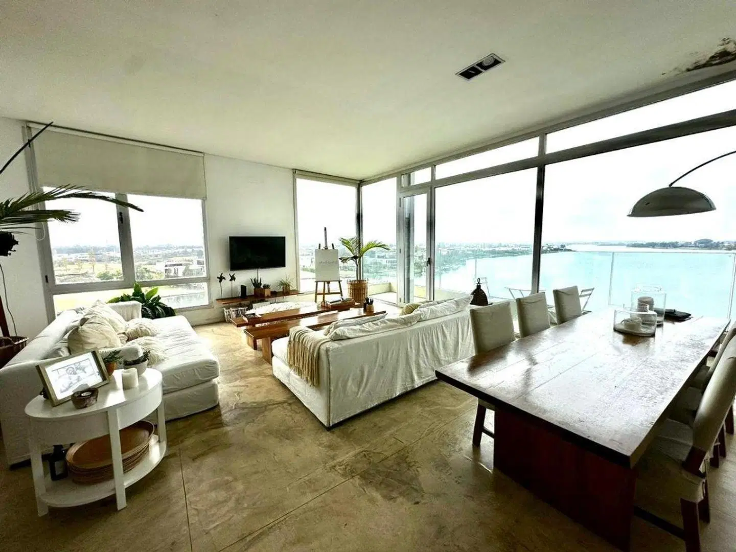 Departamento duplex en esquina, con pileta y parrilla. 2