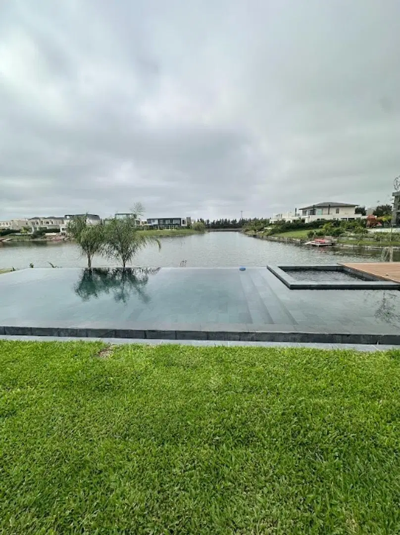 Casa al agua con pileta. 2