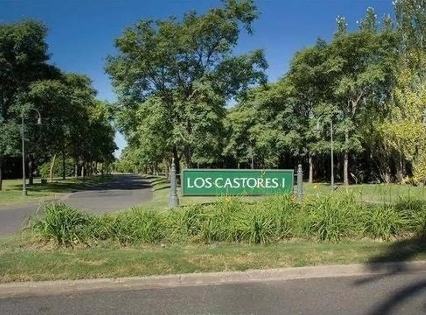 CASTORES CASA FRANCESA SOBRE LOTE ARBOLADO 1