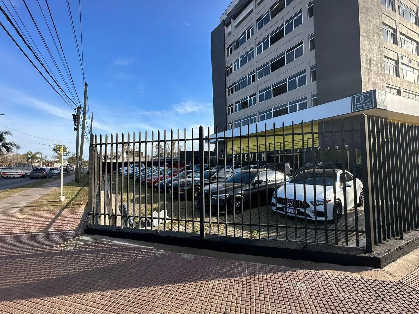 Local con dos cocheras frontales 5