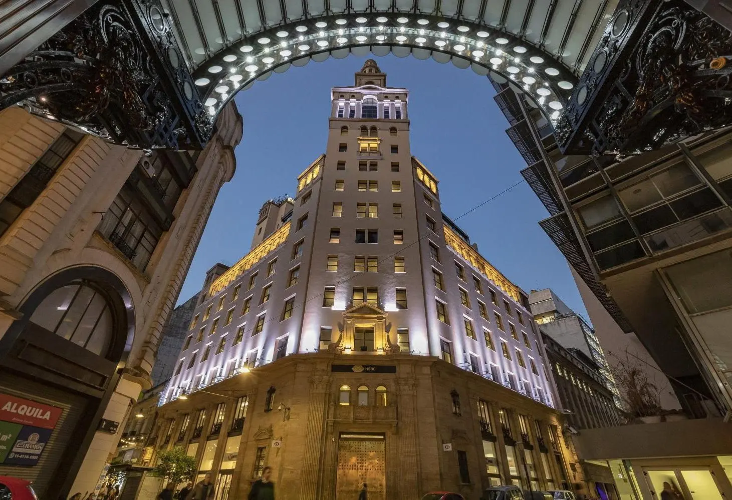 Edificio de oficinas con local bancario. En Venta 5