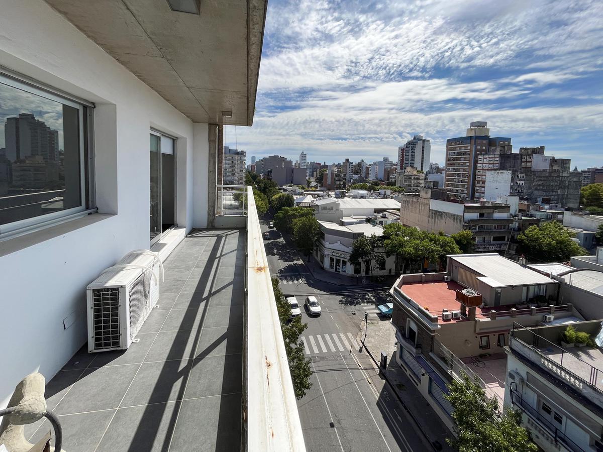 Departamento de 2 dormitorios con cochera y cocina separada