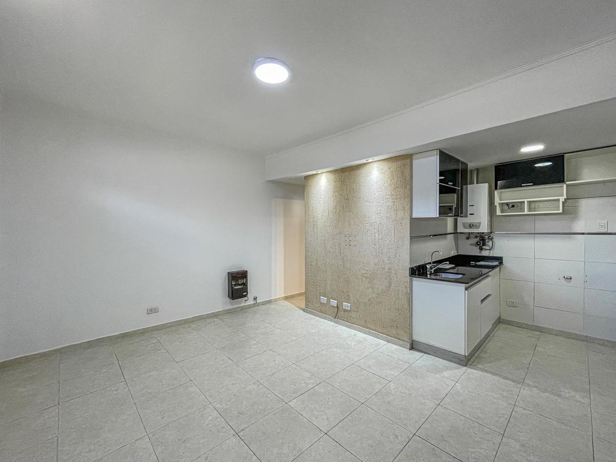 Casa al frente 2 dormitorios con patio y cochera en Echesortu