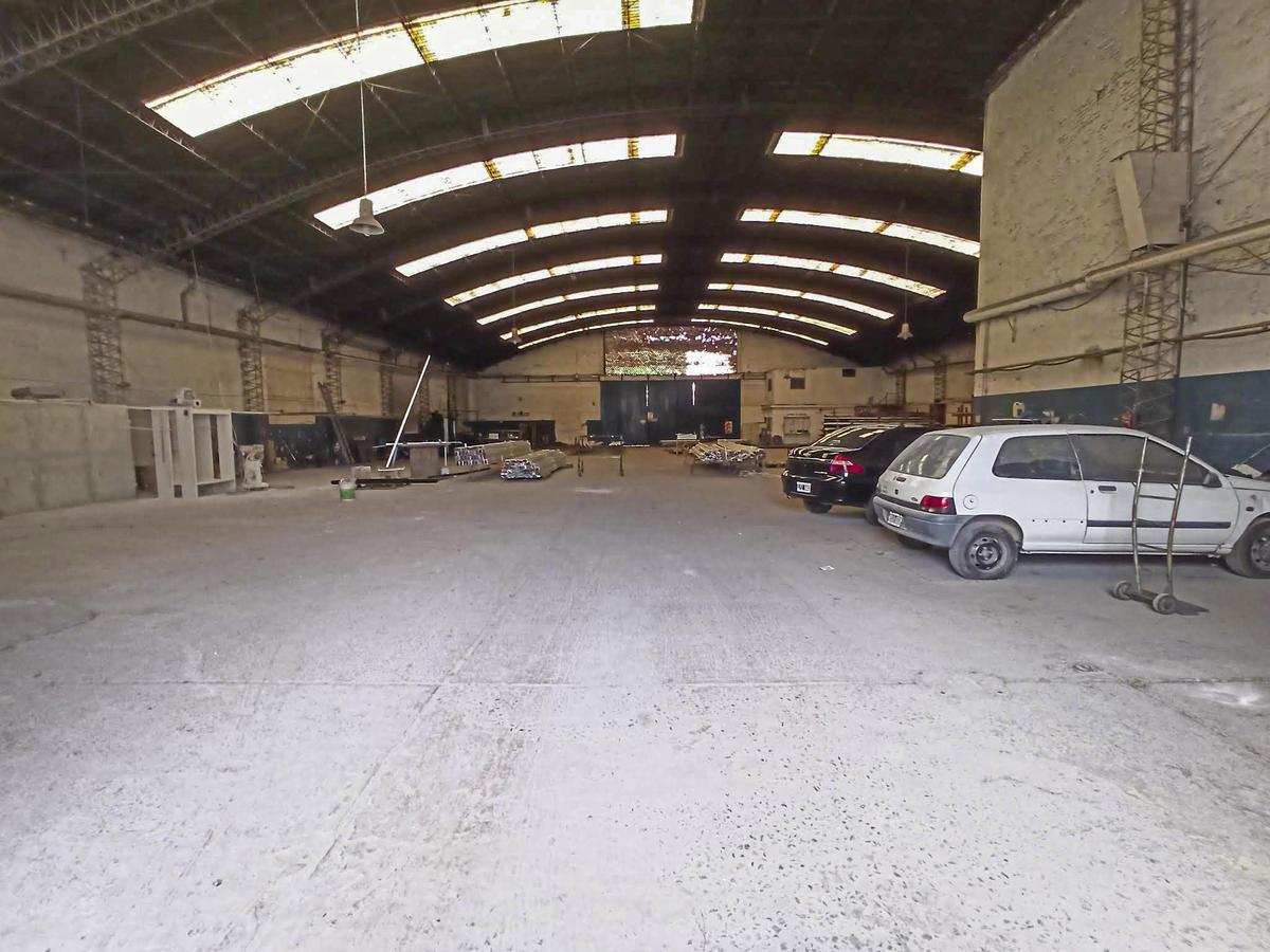 Foto de Gran galpón de 1.338 m² más playa de estacionamiento, imagen 4