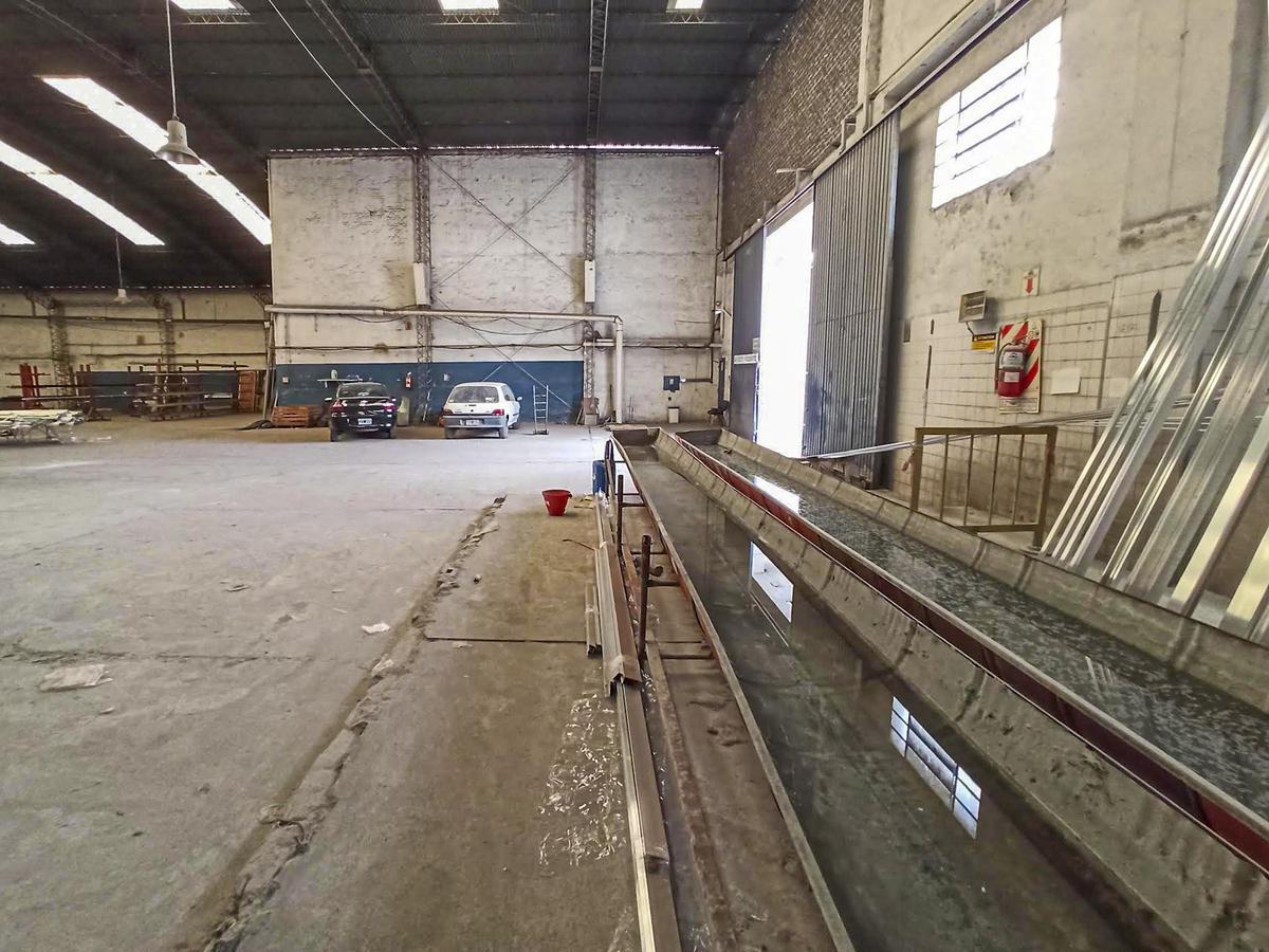 Foto de Gran galpón de 1.338 m² más playa de estacionamiento, imagen 4