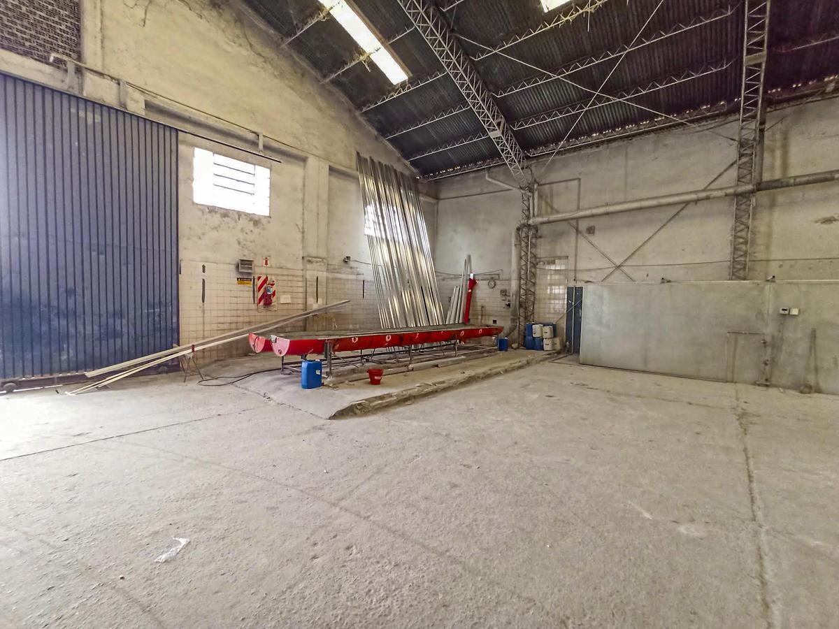 Foto de Gran galpón de 1.338 m² más playa de estacionamiento, imagen 2