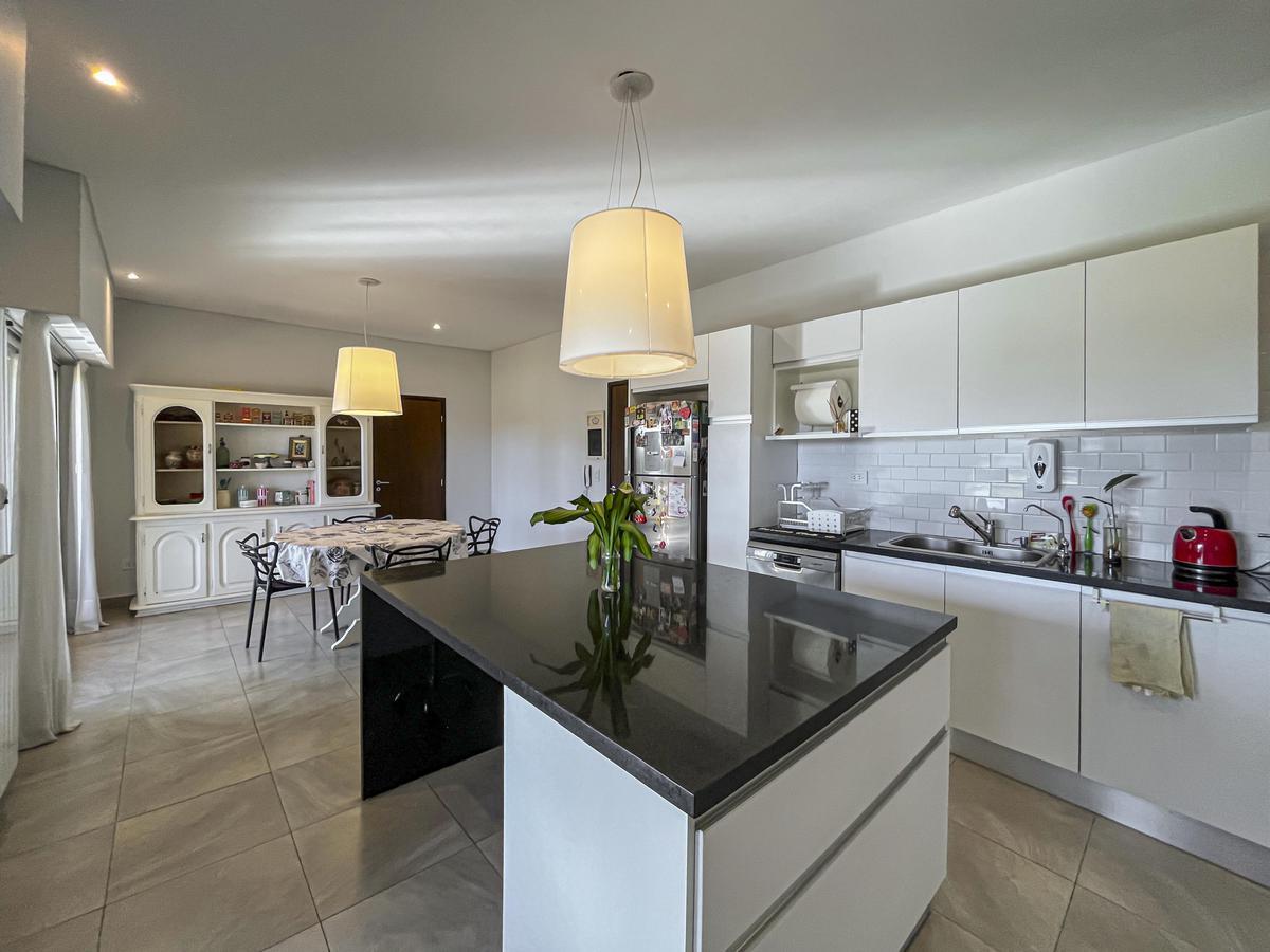 Casa Moderna de 4 Dorm. en Fisherton 4
