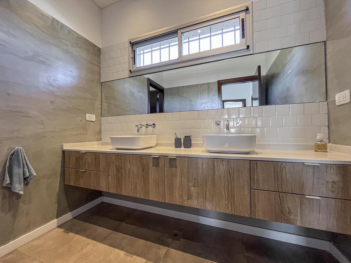 Casa Moderna de 4 Dorm. en Fisherton 2