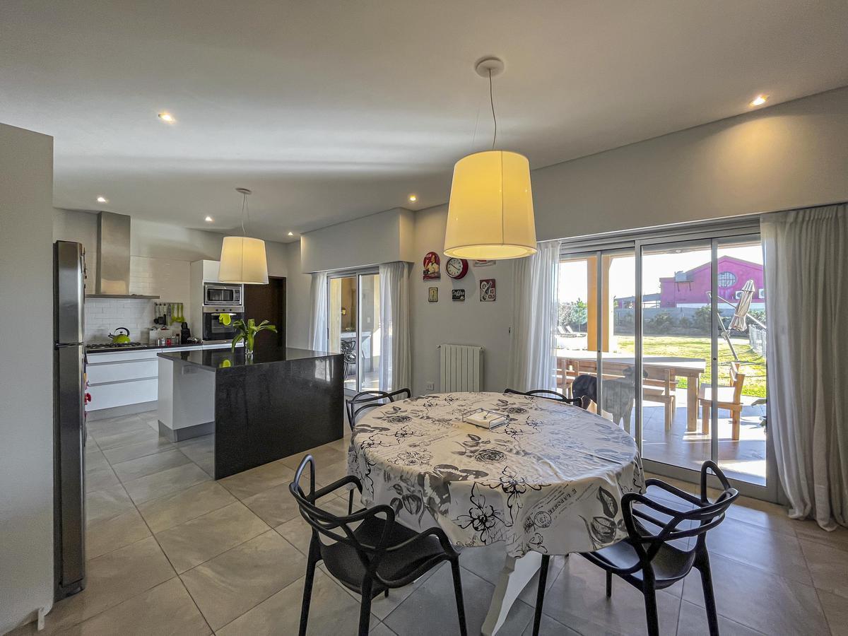 Casa Moderna de 4 Dorm. en Fisherton 3