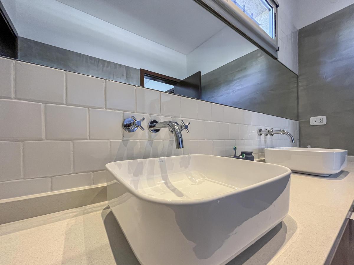 Casa Moderna de 4 Dorm. en Fisherton 5