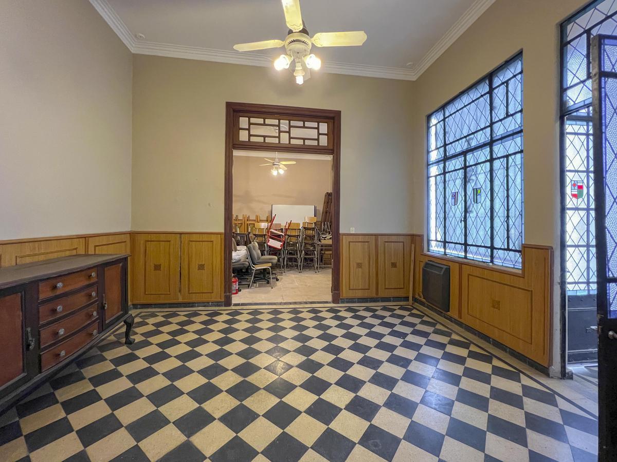 Casa Comercial o Residencial con 13 Ambientes en Zona Río 5