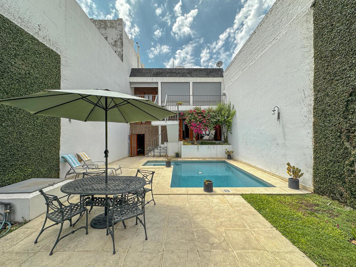 Casa de 4 Dorm. con Pileta, Quincho y Jardín en Pichincha 1