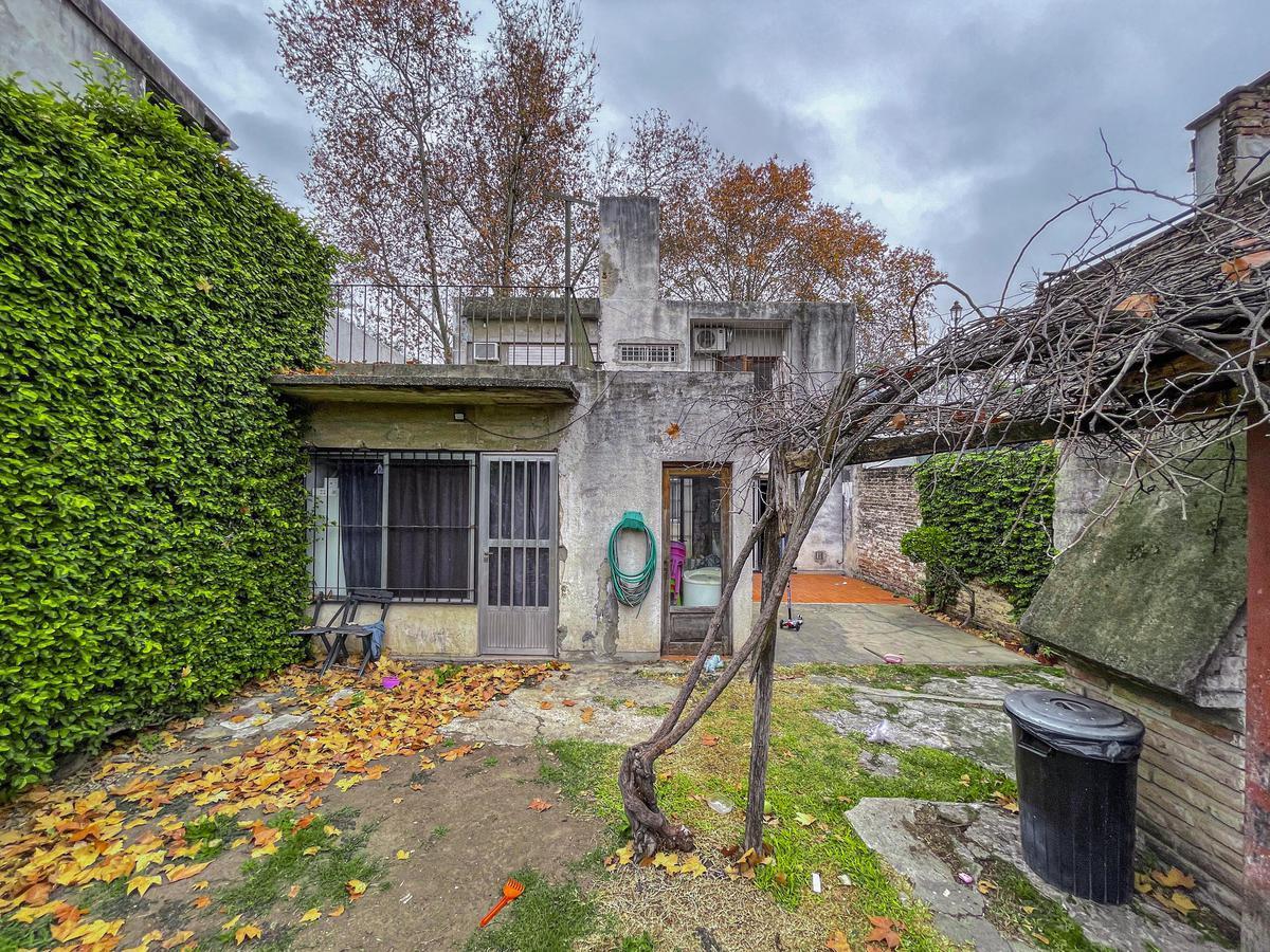 Casa de 2 dormitorios, cocheras y gran jardín