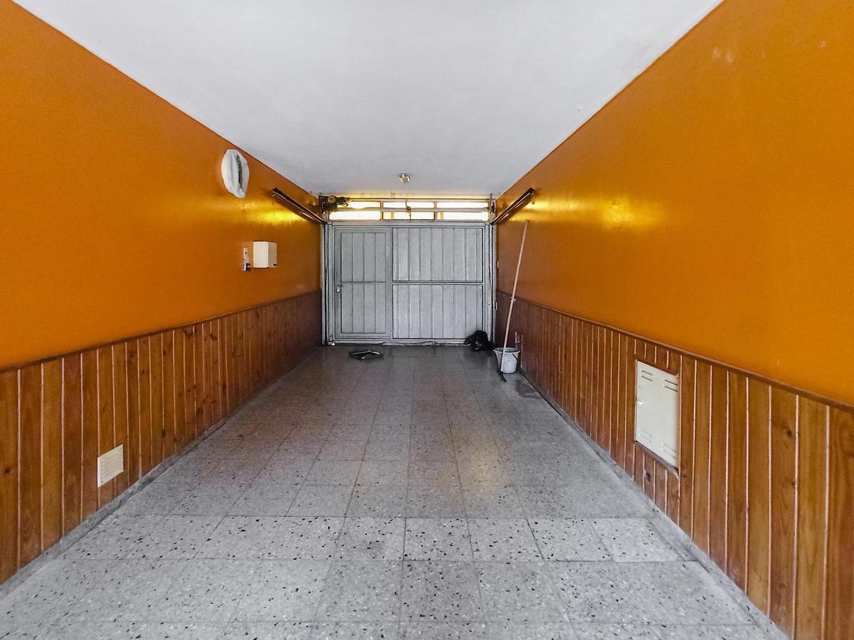 Casa de 4 Dorm. con Consultorios y Jardín 4